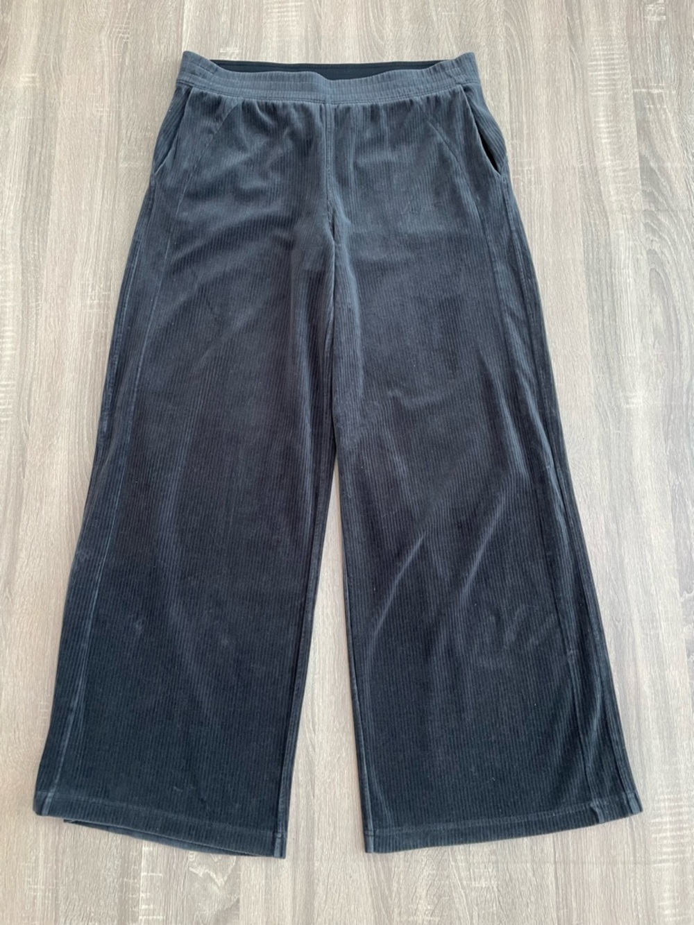 Lululemon Scuba Mid-Rise Wide-Leg Pant *Velvet Cord charcoal grey. Size 12
